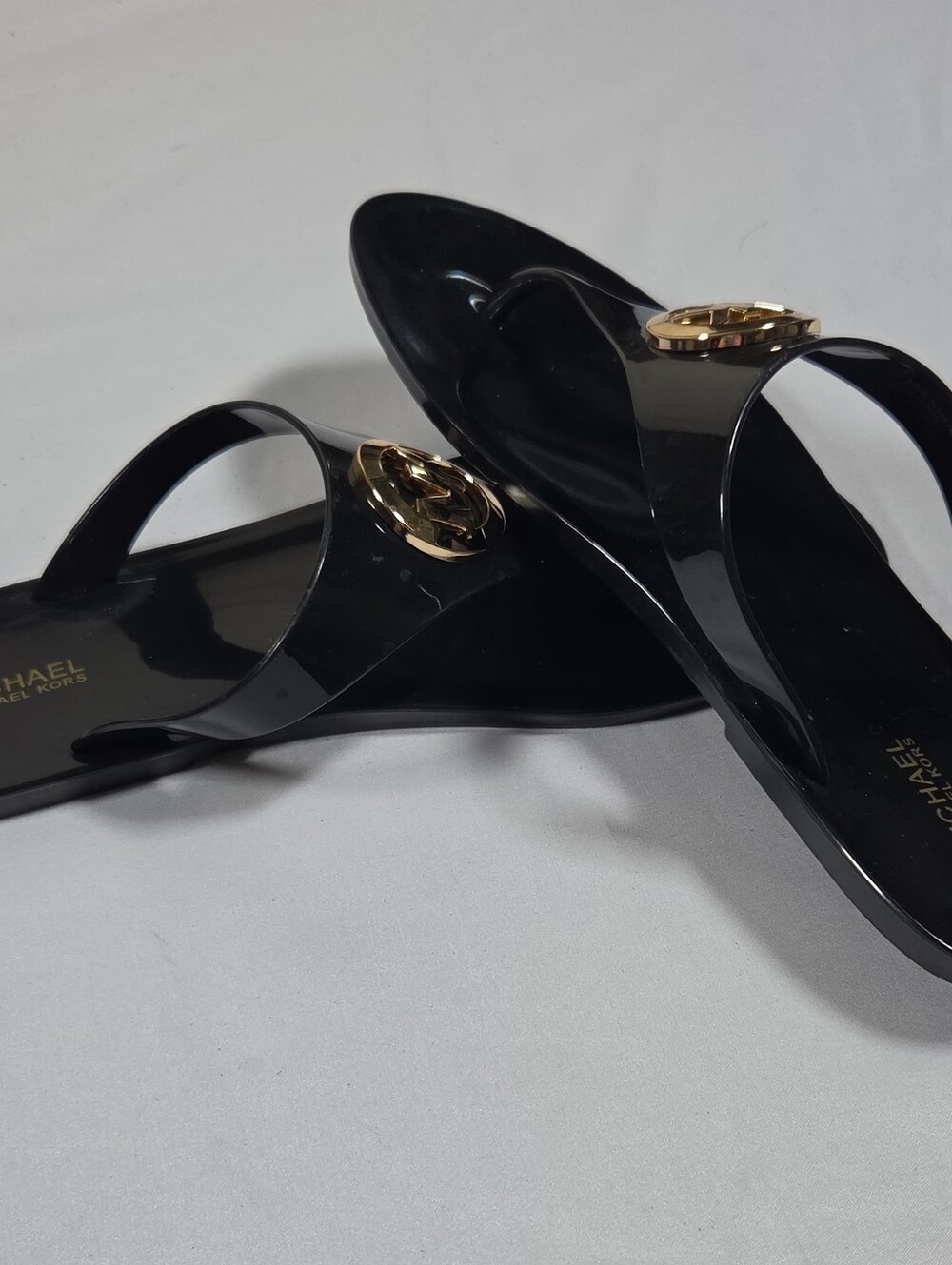 Michael Kors Black Jelly Thong Sandals with Gold MK Emblem Sz 8.5 - Picture 2 of 6
